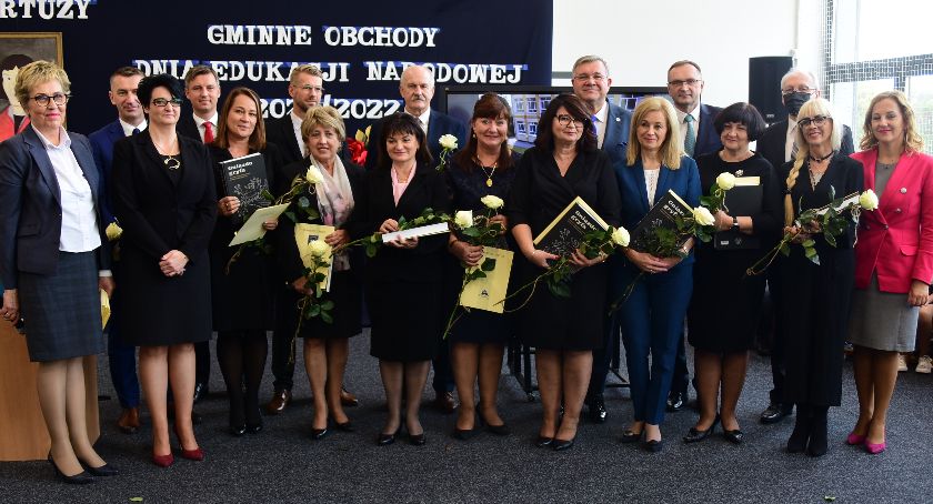 Gminne obchody święta edukacji - posypały się nagrody dla dyrektorów i nauczycieli