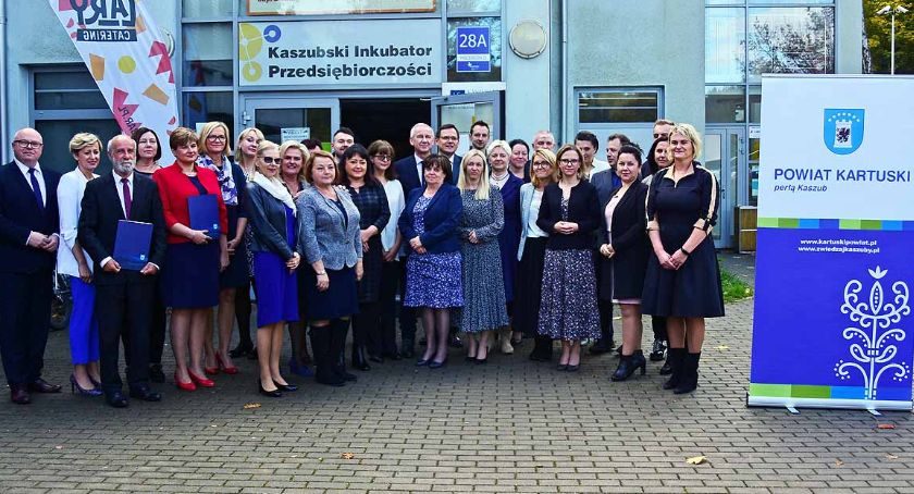 Starosta uhonorował i wyróżnił nauczycieli oraz dyrektorów szkół ponadpodstawowych