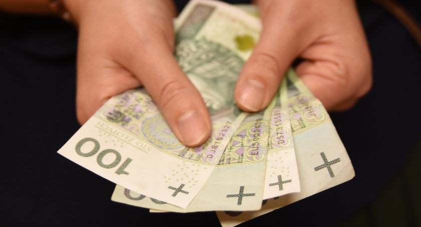 Podał się za pracownika banku, uwierzyła i została z kredytem na kilkadziesiąt tysięcy złotych