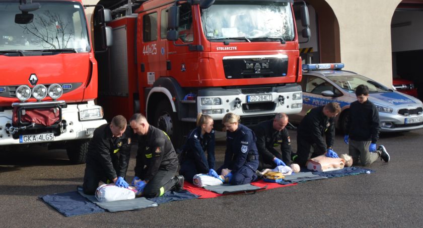 Strażacy i policjanci uczyli udzielania pierwszej pomocy