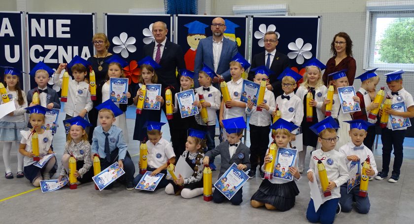 Żukowo. W Szkole Podstawowej nr 2 uczniowie przeszli uroczyste ślubowanie i pasowanie na uczniów