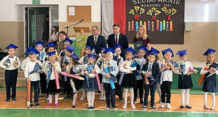 Borkowo. Uczniowie klasy pierwsze ślubowali być dobrym uczniem i Polakiem