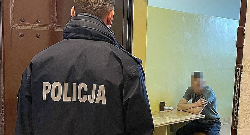 Policyjny pościg za 23-latkiem. Musieli wybić szybę, by wyciągnąć go z auta