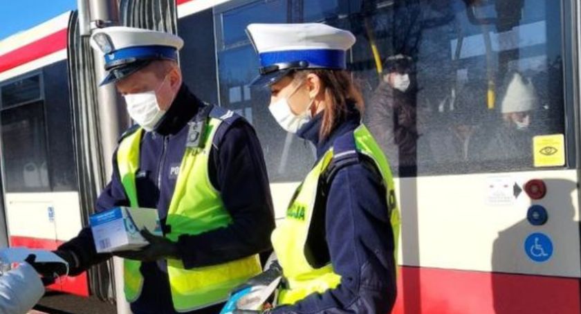 Nieumundurowani policjanci będą kontrolować przestrzeganie obostrzeń 