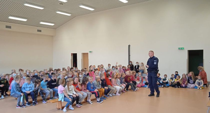 Sulęczyno. Uczniowie wzięli udział w spotkaniu z policjantem