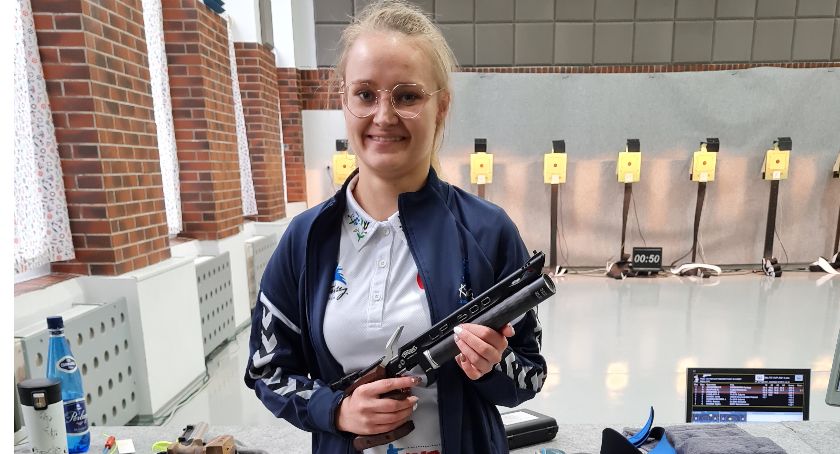 Natalia Żakowska ze złotym medalem międzynarodowych zawodów strzeleckich Balitic-Cup