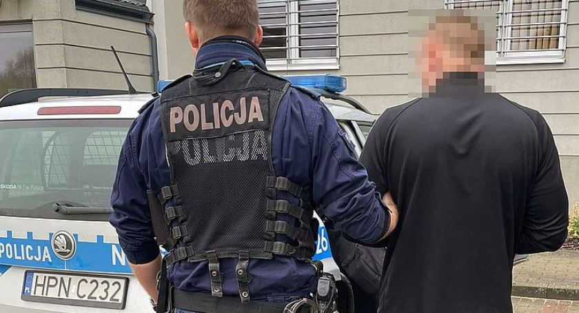 Jeden był poszukiwany, drugi miał przy sobie znaczną ilość narkotyków