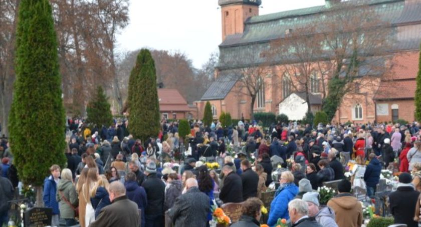Policjanci przypominają o zasadach bezpieczeństwa podczas odwiedzin na cmentarzach