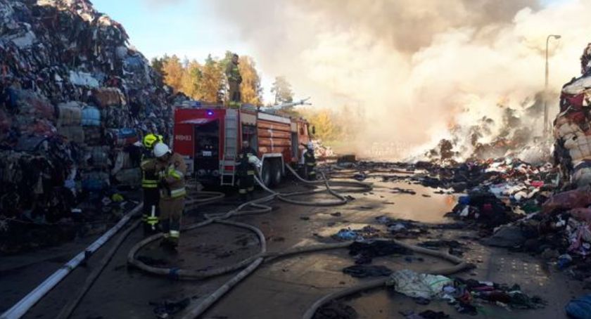 Kartuscy strażacy pojechali gasić potężny pożar hałdy tekstyliów w Kamieńcu 