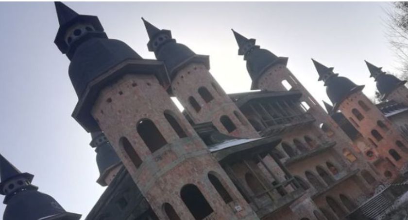 Dwóch nastolatków wpadło do szybu windy zamku w Łapalicach