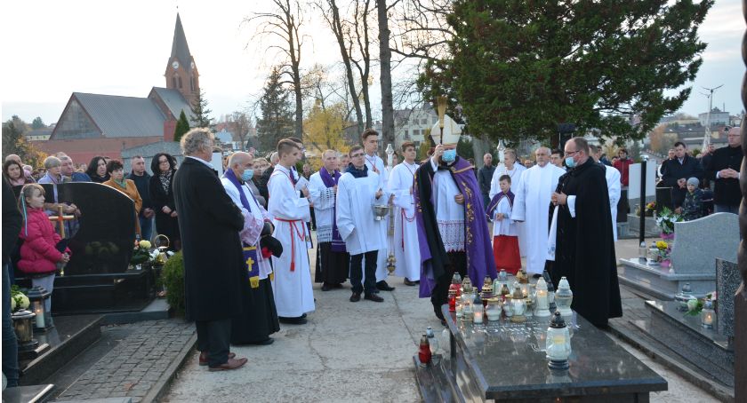 Dzień Wszystkich Świętych. Modlili się za zmarłych, którzy spoczęli na cmentarzach