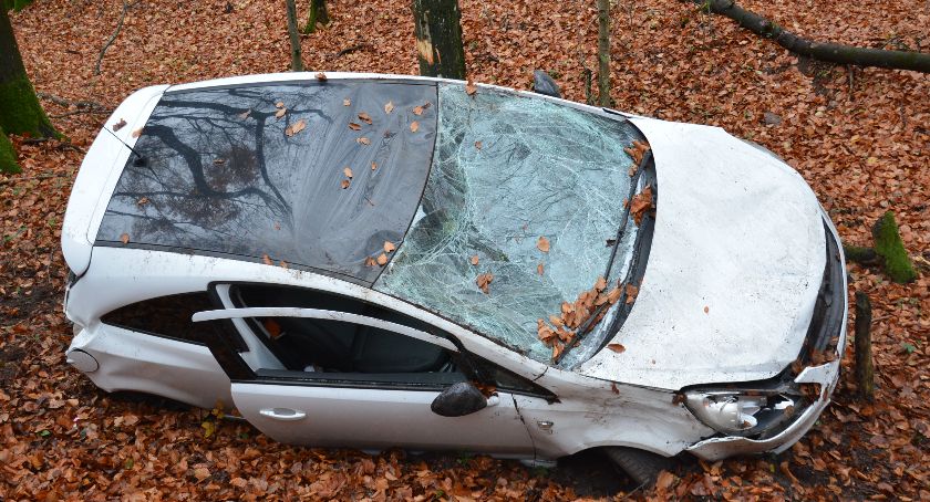 Wieżyca. Opel dachował i wpadł do rowu