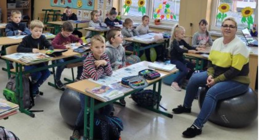 W Gowidlinie pierwszkoklasiści siedzą na piłkach, a nie na krzesłach