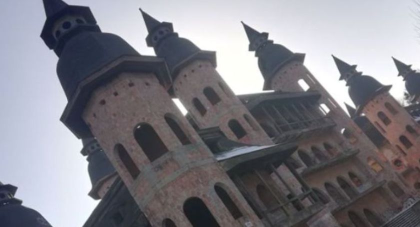 Wypadek na zamku w Łapalicach. 15-latkowie nadal w szpitalu. Jest wniosek do PINB