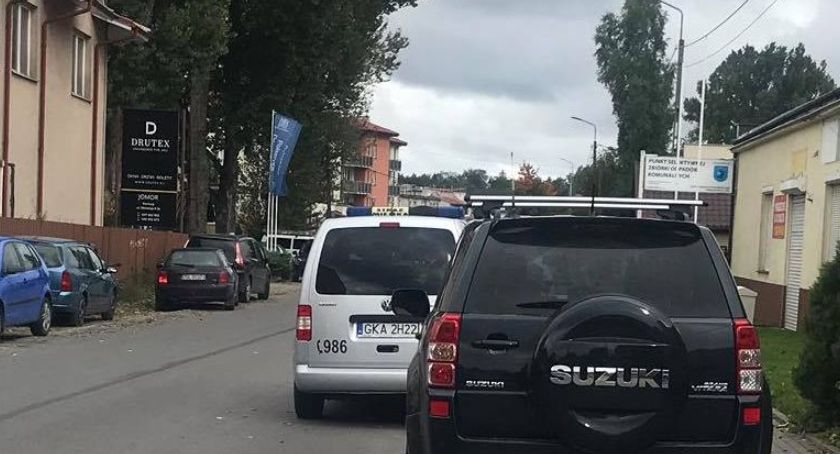 Kartuzy. Nagminnie parkują na chodnikach i ścieżkach rowerowych