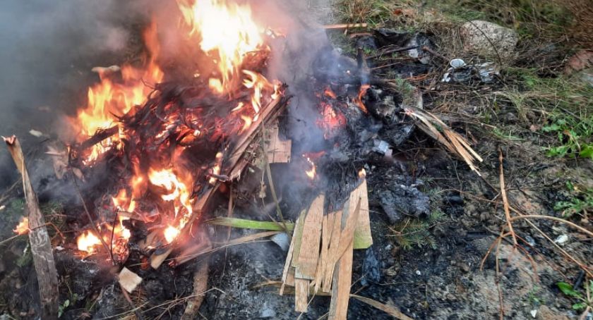 Kiełpino. Spalał śmieci na podwórku - został ukarany mandatem