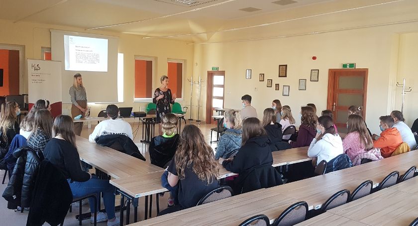 Pracownicy Urzędu Skarbowego w Kartuzach uczą przyszłych podatników