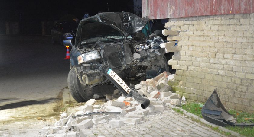 Staniszewo. Uderzył audi w budynek, a następnie uciekł