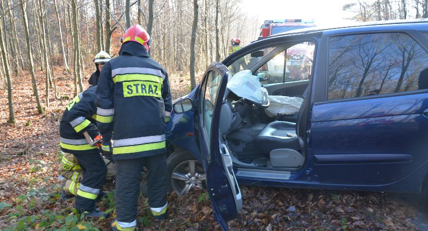 Prokowo. Renault uderzyło w drzewo - poszkodowana kobieta