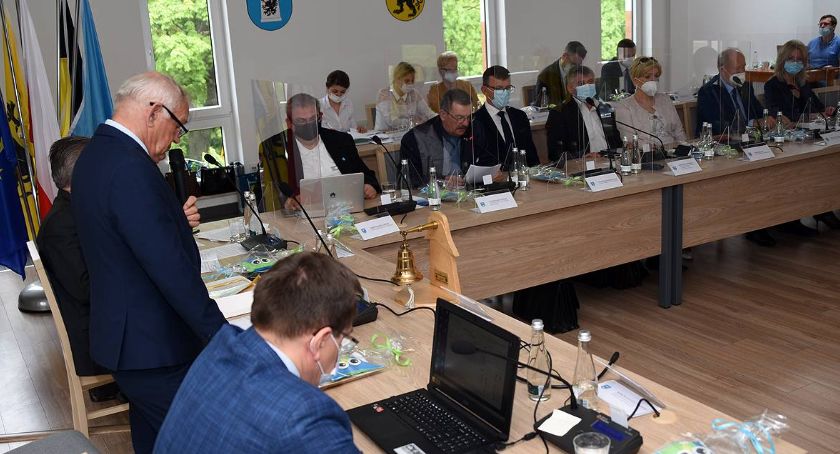Powiat. Duże podwyżki dla radnych i starosty