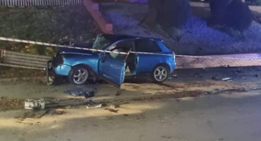 Prokowo. Uderzył audi w mur przykościelny i uciekł 