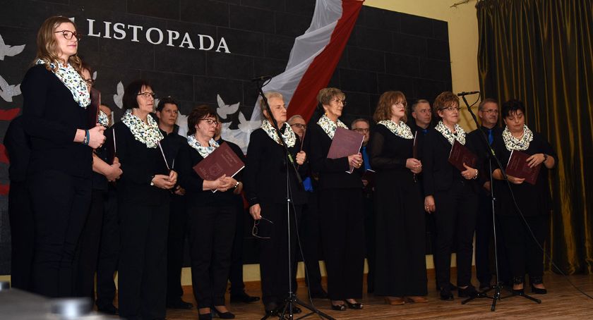 Piękny koncert pieśni patriotycznych w Chmielnie