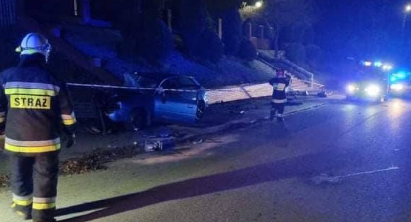 Prokowo. Uderzył w mur, po czym schował się pod kocem w pobliskim domu