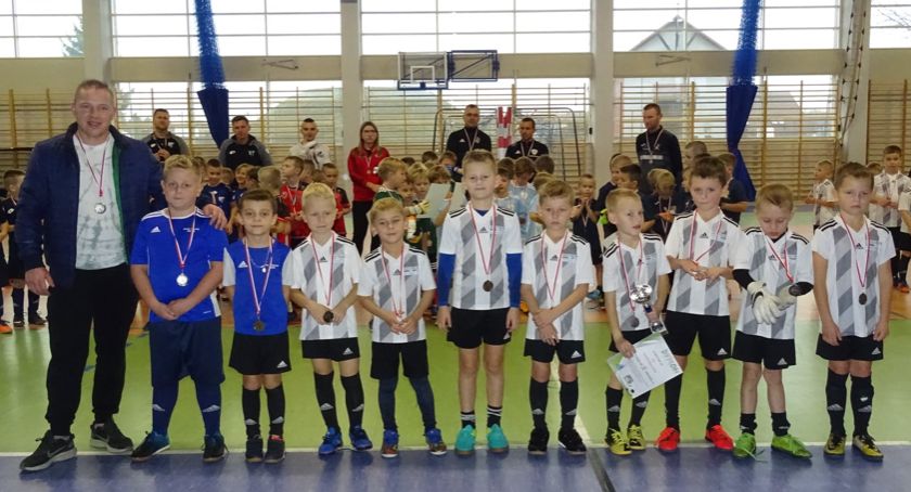 Piłkarze FC Gowidlino na podium premierowego turnieju Kiełpino Cup rocznika 2014