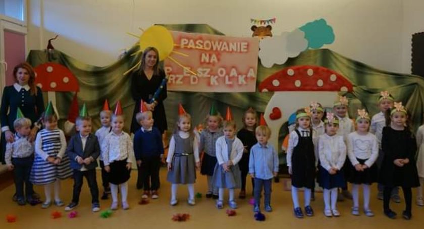 Przodkowo. Pasowanie na przedszkolaka z pamiątkowymi dyplomami i słodkościami