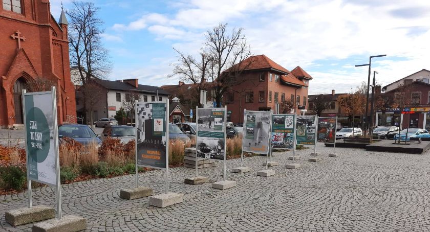 Na kartuskim Rynku można zobaczyć wystawę o stanie wojennym