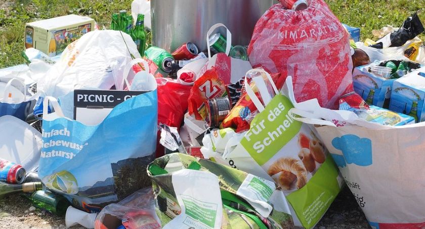 Sierakowice. Mieszkańcy zapłacą więcej za śmieci. Dostaną też pojemniki