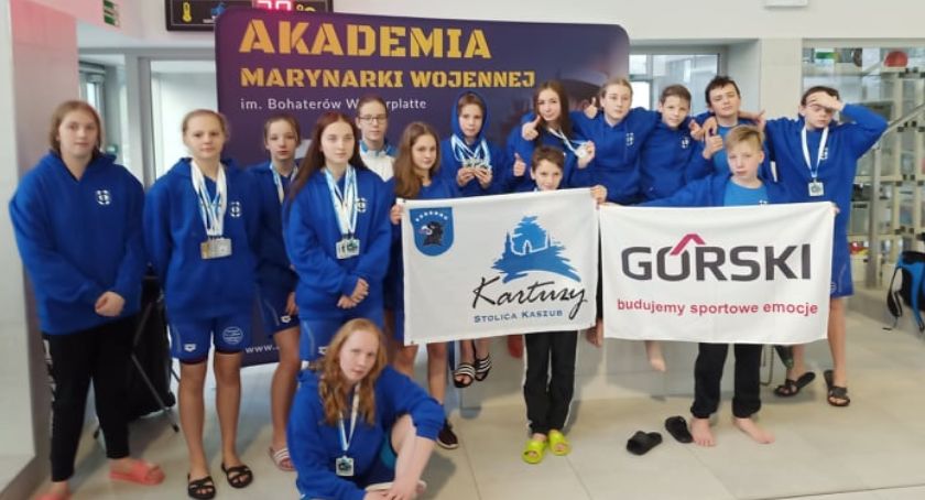 Worek medali dla kartuskich pływaków na Mistrzoswach w Gdyni i Mławie