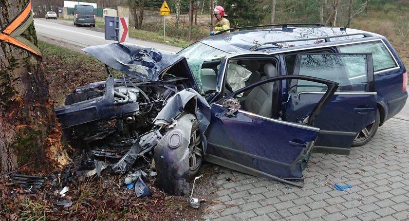 Kobysewo. Volkswagen uderzył w drzewo