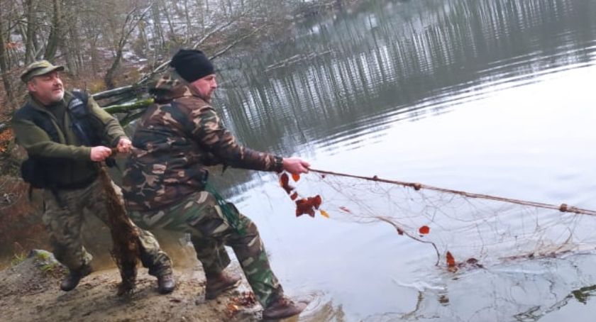 Straż rybacka wyciągnęła sieci zarzucone przy zaporze wodnej w Rutkach 