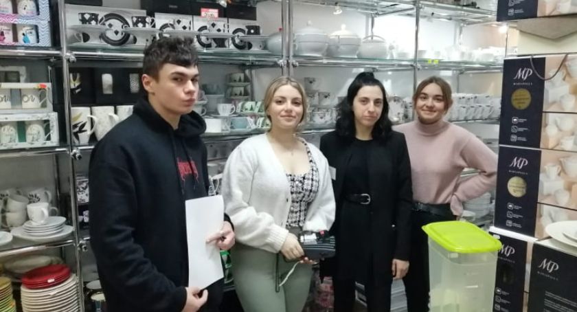 Uczniowie z Francji uczą się zawodu w kartuskich sklepach