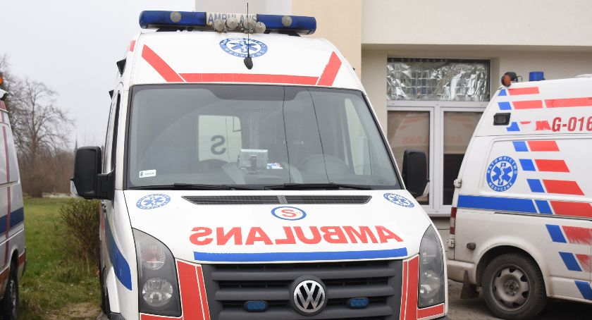 Gowidlino. 42-latka potrącona przez samochód podczas pakowania zakupów