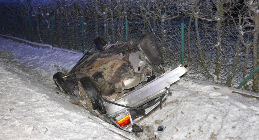 Hopowo. BMW zderzyło się z cysterną, a następnie dachowało na K20