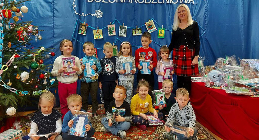 Przedszkolaki przygotowały świąteczne kartki na konkurs