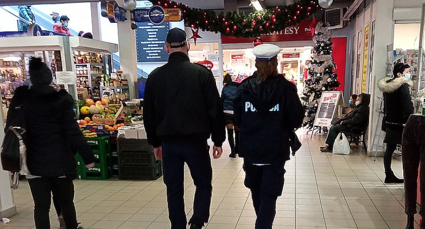 Policjanci i strażnicy miejscy sprawdzają, czy mieszkańcy przestrzegają obostrzeń