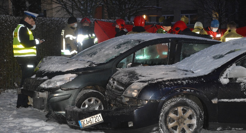 Kartuzy. Mężczyzna zasłabł za kierownicą i uderzył w inny pojazd. Nie żyje 70-latek