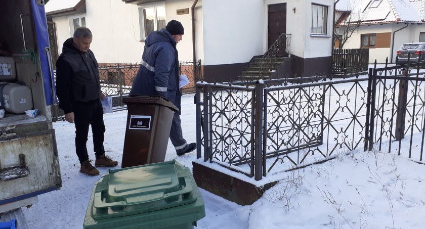 Sierakowice. Do mieszkańców trafiają pojemniki na śmieci