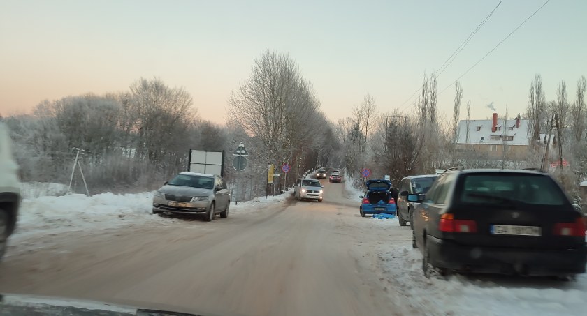 Pełne stoki i samochody zaparkowane gdzie popadnie