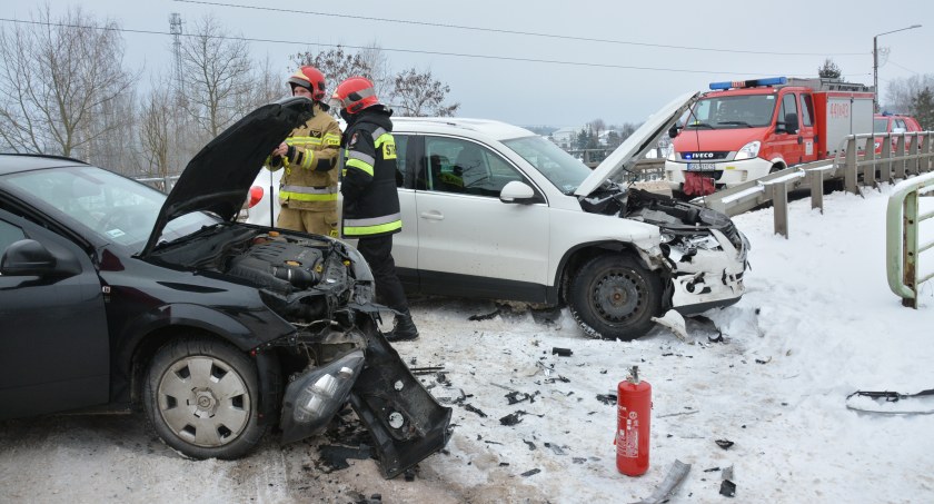 Somonino. Czołówka opla z volkswagenem