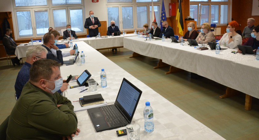 Wójt gminy Sulęczyno i radni z podwyżkami 