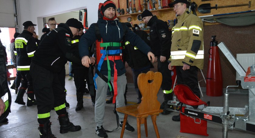 Strażacy-ochotnicy z kamizelkami KED od Fundacji Piramida Pomocy