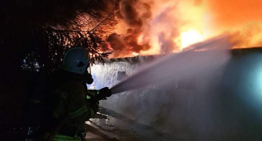 W pożarze stracił zakład stolarsko-lakierniczy - potrzebna pomoc dla strażaka 