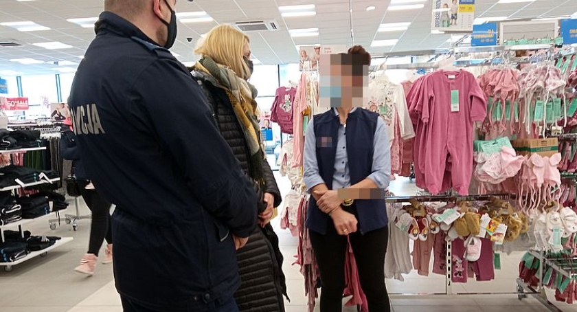 Policjanci i sanepid sprawdzają, czy klienci sklepów noszą maseczki
