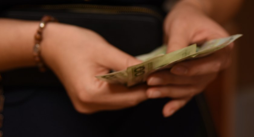 Przez internetowych oszustów straciły 6.400 złotych