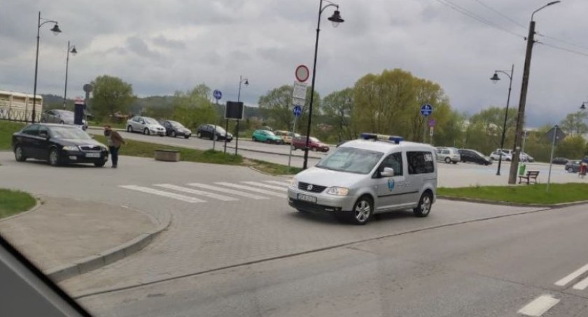 Kartuzy. Ruszył proces ws. ustawienia znaku na placu Brunona przy wjeździe do kwiaciarni