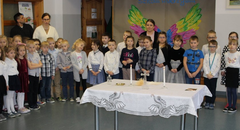 Ksiądz z wizytą w SP w Borzestowie - szkoła poświęcona po raz 28.